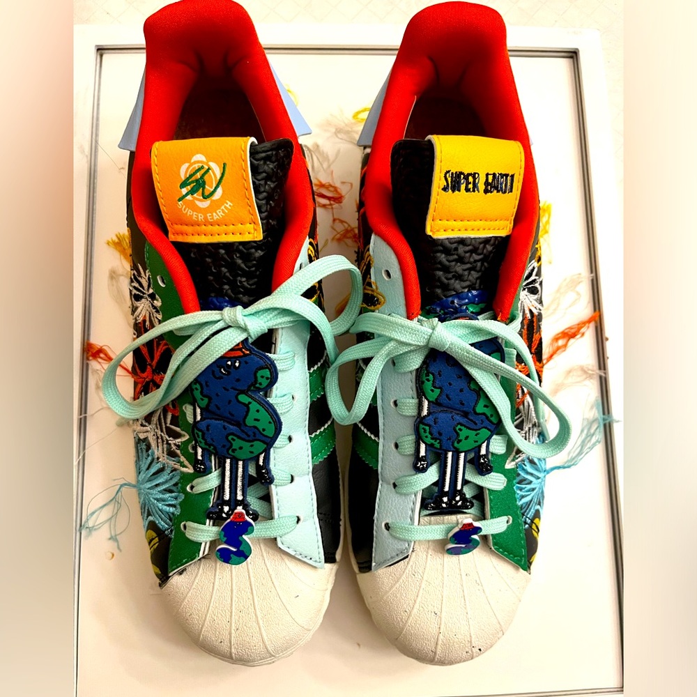 Sean Witherspoon
Adidas Superstar, men size 8.5 multicolor